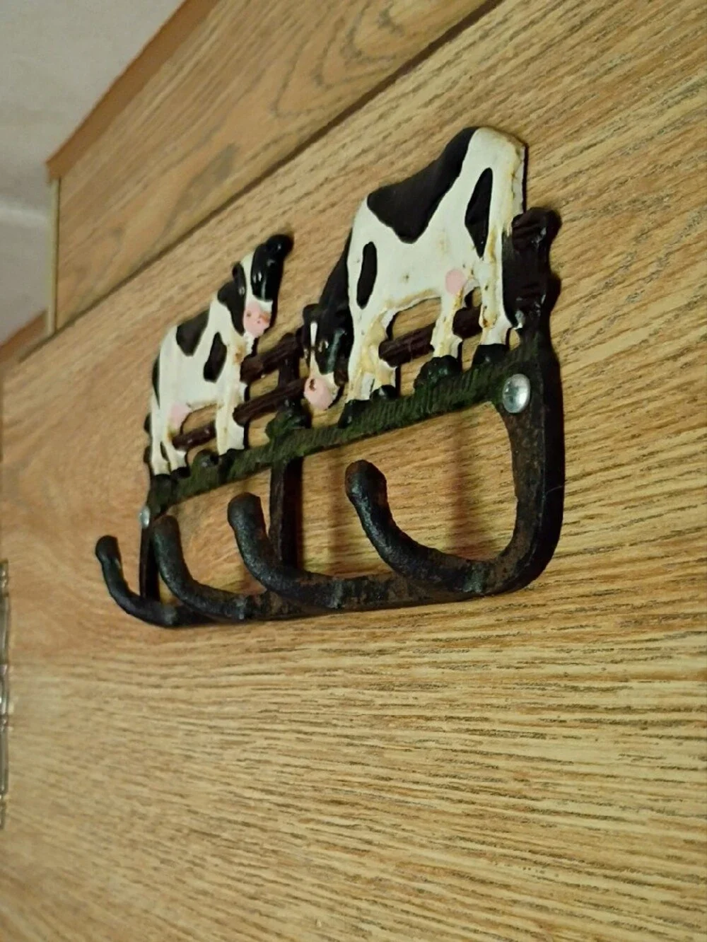 Cast Iron Cow Hook Wall Rack - White and Black Decorative Key Holder